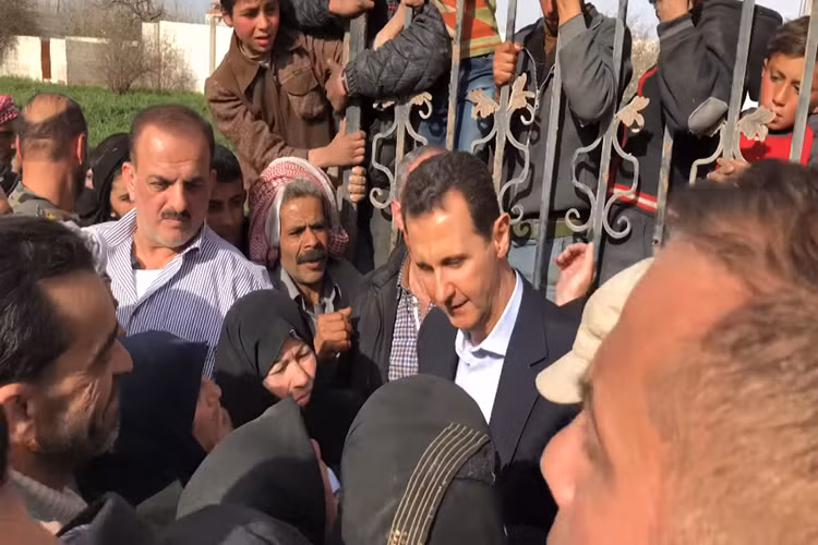 Tổng thống al-Assad đã đến thăm một điểm lánh nạn dành cho người dân Đông Ghouta vừa di chuyển ra từ vùng chiến sự đến khu vực do Quân đội Syria kiểm soát. Ảnh: PresidencySy.