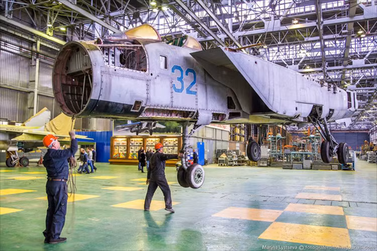 Không chỉ phục hồi tính năng bay, số MiG-31 này còn được hiện đại hóa lên chuẩn MiG-31BM với khả năng đánh đất được bổ sung cũng như trang bị các khí tài điện tử hàng không thế hệ mới. Nguồn ảnh: Marina Lystseva.