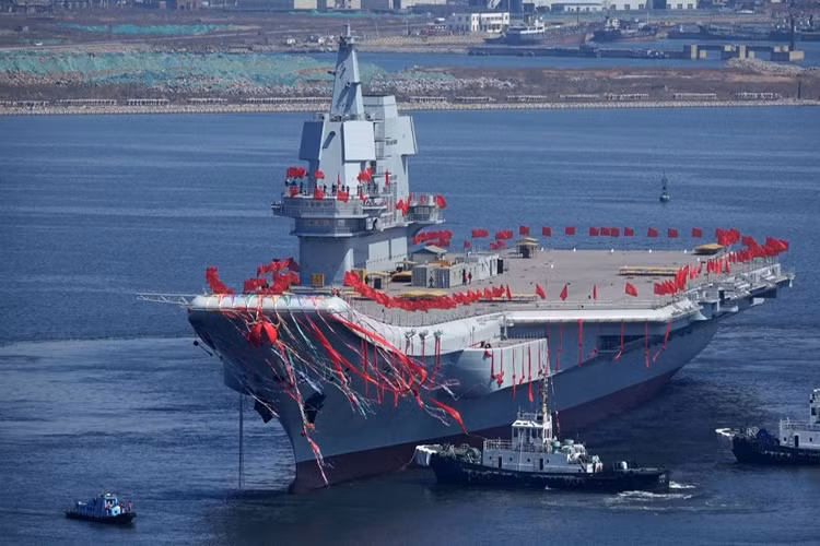 Tàu sân bay Type-001A của Trung Quốc mới hạ thủy tháng 4/2017. Tàu có chiều dài 315 m, chiều rộng lớn nhất 75 m, lượng choán nước toàn tải 70.000 tấn. Type-001A là tàu sân bay nội địa đầu tiên của Trung Quốc được chế tạo dựa trên tàu sân bay Liêu Ninh mua lại từ Ukraine. Tàu sân bay này đang được thử nghiệm và dự định đưa vào sử dụng từ năm 2020. Ảnh: SCMP.