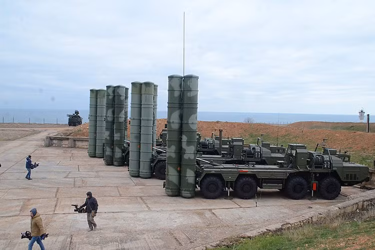 Trước đó, trong tháng 1/2018, người đứng đầu Tổng Công ty Rostec Sergei Chemezov cho biết cuộc đàm phán cung cấp hệ thống S-400 cho Ấn Độ đang tiến triển tốt, hai bên đang tiến hành thảo luận về các chi tiết kỹ thuật. Nguồn ảnh: Wikipedia