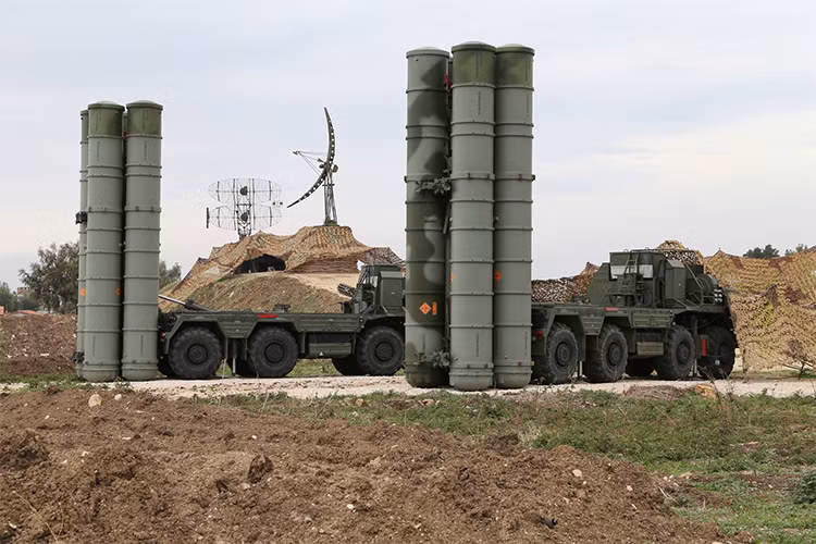 Tuy nhiên, S-400 không phải là tổ hợp phòng không tầm xa duy nhất Nga triển khai ở Syria khi mà họ còn mang đến đây các tổ hợp phòng không S-300V4 một trong những biến thể S-300 chủ lực của Quân đội Nga. Nguồn ảnh: military.com.