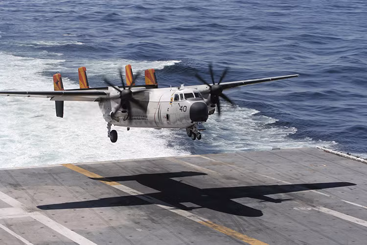 C-2 Greyhound là loại vận tải cơ được sử dụng bởi Không quân Hải quân Mỹ từ năm 1966 tới nay. Nhiệm vụ chính của C-2 Greyhound là vận chuyển hàng hóa lên các tàu sân bay nhờ trọng tải và khả năng cất-hạ cánh trên tàu sân bay của nó. Đây cũng là mẫu vận tải cơ duy nhất trên các tàu sân bay của Hải quân Mỹ. Nguồn ảnh: Wikimedia.