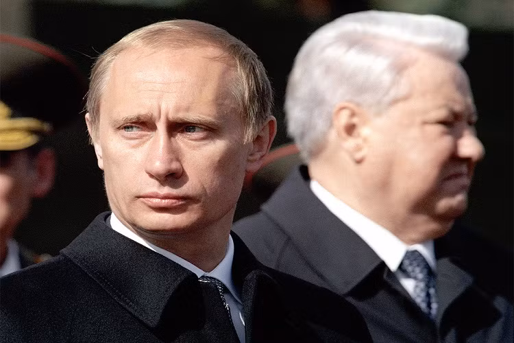 Sau khi nhậm chức Tổng thống Nga nhiệm kỳ đầu tiên vào ngày 7/5/2000, Tổng thống Vladimir Putin đã thực hiện một loạt các hành động nhằm đưa nước Nga khỏi bờ vực suy thoái, và một trong số đó là cải thiện mối quan hệ với các nước đối tác chiến lược. Ảnh: Russia Beyond.