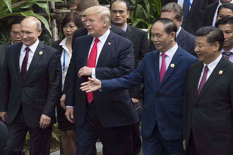 Các nhà lãnh đạo APEC gồm Chủ tịch nước Trần Đại Quang, Tổng thống Nga Putin, Tổng thống Mỹ Trump và Chủ tịch Trung Quốc Tập Cận Bình trong buổi chụp ảnh kỷ niệm Tuần lễ Cấp cao APEC. Ảnh: Sputnik.