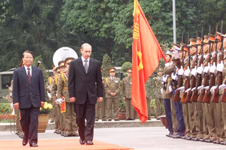Chính vì vậy mà Việt Nam trở thành một trong những điểm đến đầu tiên trong chuyến công du nước ngoài đầu tiên của Tổng thống Putin trên cương vị là người đứng đầu nước Nga. Tổng thống Vladimir Putin và Chủ tịch nước Trần Đức Lương cùng duyệt đội danh dự ngày 1/3/2001 trong lễ đón nhà lãnh đạo Nga tại Việt Nam. Ảnh: Kremlin.ru.