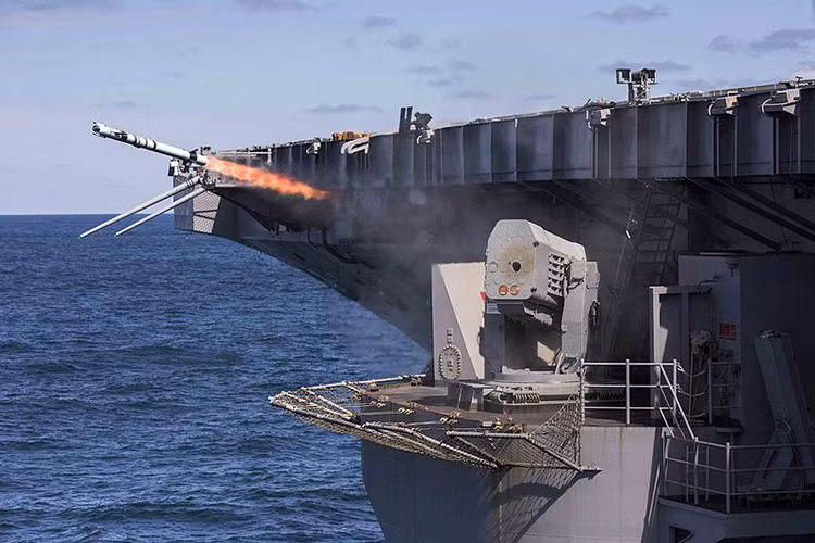 RIM-116 đóng vai trò đặc biệt quan trong trong hàng phòng thủ trên tàu sân bay Nimitz nếu không muốn nói là cuối cùng, tầm bắn của tên lửa RIM-116 vào khoảng 9km và lao đến mục tiêu trong vận tốc hơn 2.000km/h với tỉ lệ bắn hạ thành công lên đến 95%. Nguồn ảnh: quora.com.