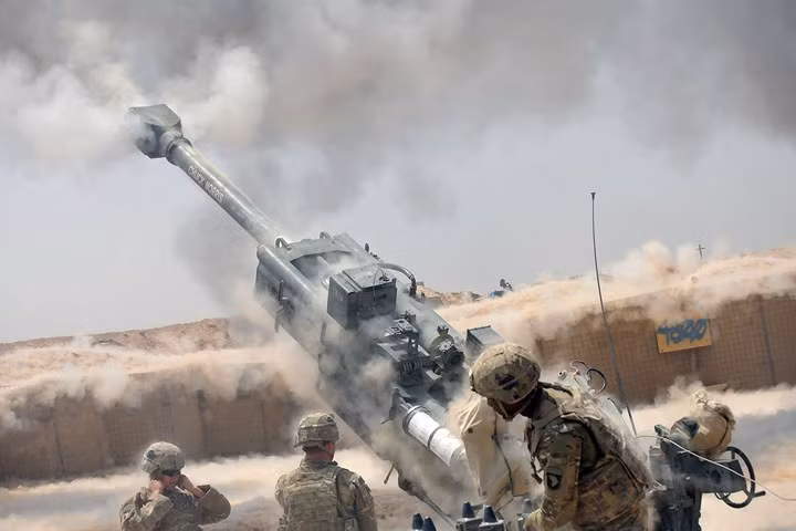 Binh sĩ Mỹ khai hỏa pháo M777 tại căn cứ Kara Soar, Iraq.