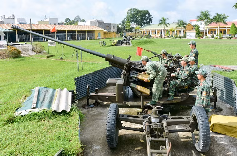 Bên cạnh các đơn vị tên lửa phòng không đất đối không, để nâng cấp, cải tiến và tăng cường năng lực tác chiến phòng không ban đêm cho các đơn vị pháo phòng không 37mm và 57mm, Viện Tự động hóa Kỹ thuật Quân sự nghiên cứu thiết kế và chế tạo đưa vào thử nghiệm tổ hợp khí tài đánh đêm bán tự động dành cho các tổ đội pháo phòng không đang có trong biên chế của Binh chủng Phòng không-Không quân. Nguồn ảnh: Quân khu 7.