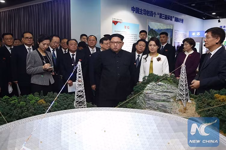 Hình ảnh vợ chồng nhà lãnh đạo Triều Tiên thăm triển lãm các thành tựu công nghệ khoa học Trung Quốc. Nguồn ảnh: News China.