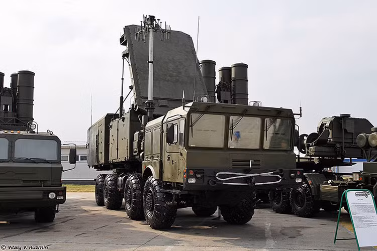 ...và đài điều khiển hỏa lực 92N6 – phiên bản nâng cấp mẫu 30N6 vốn trang bị cho các tổ hợp S-300. Nguồn ảnh: Wikipedia