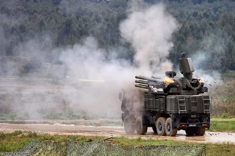 Về nhiệm vụ tác chiến Pantsir-S1 có khả năng đánh chặn mọi mục tiêu bay trong phạm vi tác chiến hiệu quả của mình từ các loại máy bay tầm thấp, máy bay không người lái cho đến cả tên lửa hành trình ngay cả khi trong đang ở trong pha cuối. Nguồn ảnh: Pinterest.