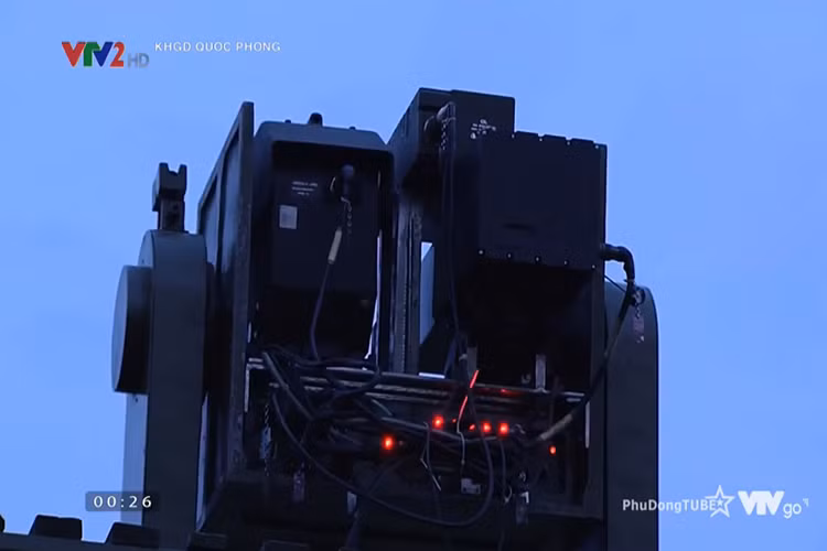So với các phiên bản ban đầu ở phiên bản cải tiến tổ hợp khí tài đánh đêm bán tự động này đã được Viện Tự động hóa Kỹ thuật Quân sự tối ưu hóa về mặt thiết kế, cũng như khắc phục một số nhược điểm trước đó, để khí tài phù hợp hơn với yêu cầu tác chiến trên thực địa. Nguồn ảnh: VTV2.