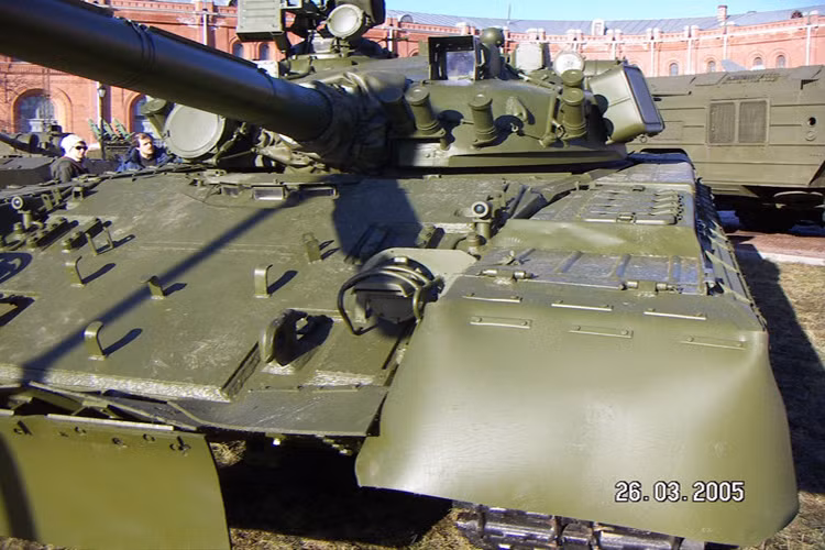 Đã từng có thời điểm vì quá “túng quẫn”, Quân đội Nga định bán tháo các xe tăng T-80. Mà Việt Nam là một trong những nơi được chào hàng tới 100-150 chiếc – theo nguồn tài liệu của học giả Carl Thayer. Thế nhưng, cuối cùng, Việt Nam phải từ chối vì nhiều lý do, mà một trong số đó, theo ông Thayer, là vấn đề kinh phí. Nguồn ảnh: Wikipedia