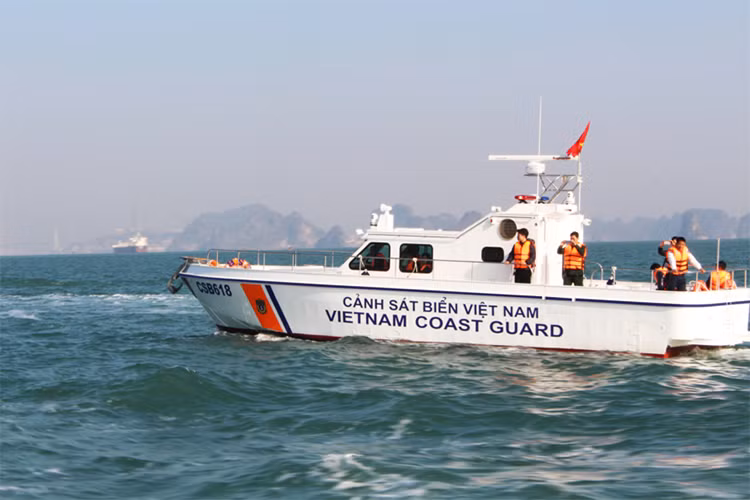 Và để phục vụ cho công tác tuần tra, kiểm soát trên MS-50S được trang bị các thiết bị thông tin liên lạc và giám sát hàng hải khá hiện đại, điển hình như camera giám sát ngày đêm T300, hệ thống cảnh báo va chạm AIS, thiết bị dò sâu điện tử và radar hàng hải. Nguồn ảnh: James Boat.