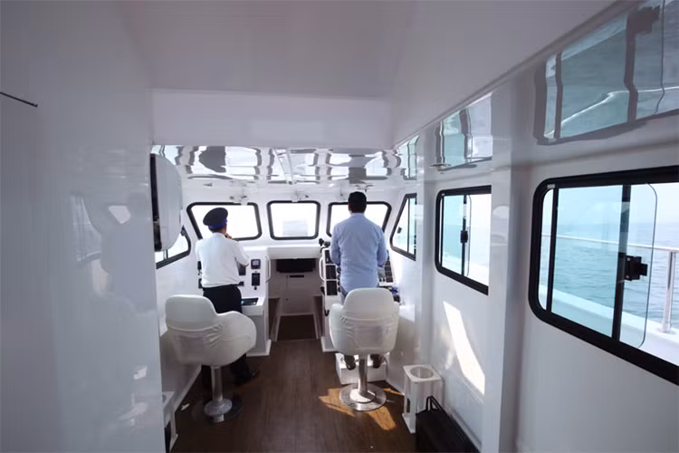 Khoang lái và hai bên thân cabin của MS-50S có không gian khá rộng cho tầm nhìn bao quát xung quanh tốt hơn. Nguồn ảnh: James Boat.