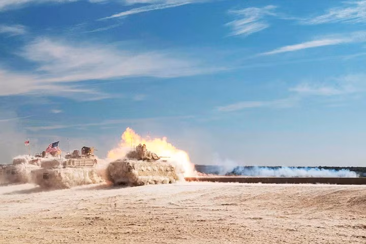 Xe tăng M1A2 Abrams và xe thiết giáp tấn công M2A3 Bradley khai hỏa tại Fort Hood, Texas.