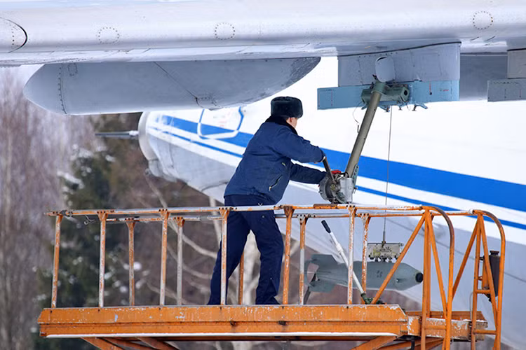 "Các phi công của không quân vận tải đã thực hiện việc ném bom trong điều kiện ban ngày và cả ban đêm đánh dấu khu vực mục tiêu phục vụ cho một cuộc đổ bộ đường không. Họ cũng đã khai hỏa pháo đuôi nhắm vào các mục tiêu mặt đất gồm các loại xe thiết giáp hạng nhẹ cùng ô tô", đại diện BQP Nga cho hay. Trong ảnh, các cán bộ kỹ thuật đang thực hiện thao tác treo bom lên cánh Il-76MD. Nguồn ảnh: The Aviationist