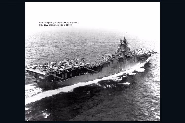 Tốc độ di chuyển tối đa trên biển của USS Lexington vào khoảng hơn 60km/h tương đương hơn 33 hải lý/giờ, tầm hoạt động của nó lên đến 19.000km và có thể mang theo thủy thủ đoàn gần 2.800 người. Nguồn ảnh: Naval History.