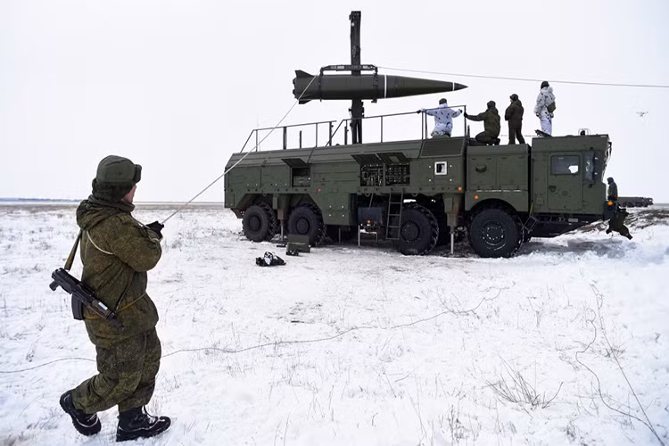 Với khả năng Iskander-M, việc Nga triển khai loại vũ khí này đến vùng Kaliningrad nằm lọt thỏm giữa châu Âu giúp Nga khống chế toàn bộ bắc Âu và một phần đông Âu. Với tầm bắn 500km Iskander-M thừa sức vô hiệu hóa hệ thống phòng thủ đầu tiên của NATO ở châu Âu, nếu như Nga triển khai từ 1-2 lữ đoàn Iskander-M tại Kaliningrad. Nguồn ảnh: Bộ Quốc phòng Nga.