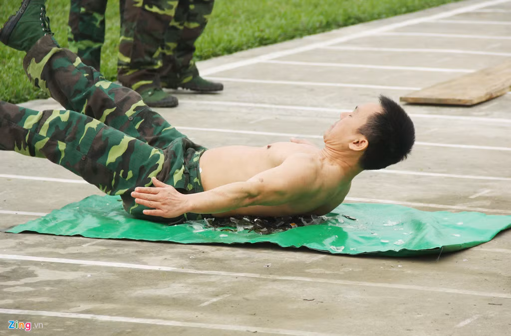 Đặc biệt là màn biểu diễn lưng trần nằm trên vỏ chai đập vỡ của đại tá Nguyễn Mạnh Trường - Phó tham mưu trưởng Bộ Chỉ huy Bộ đội Biên phòng Nghệ An.