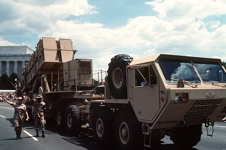 MIM-104 Patriot do Tập đoàn Raytheon phát triển cho Quân đội Mỹ từ cuối năm 1970 và được đưa vào trang bị trong đầu năm 1980. Hệ thống tên lửa phòng không này cho phép tiến hành tấn công bất kỳ mục tiêu nào trong phạm vi 170km, tầm bắn của tên lửa là từ 20-160km với các mục tiêu ở độ cao lên đến 20.000m. Nguồn ảnh: Wikimedia.