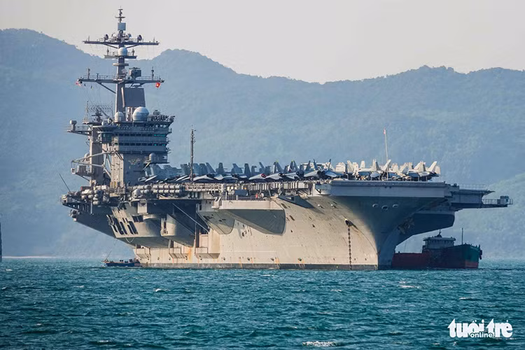 Theo Tuổi Trẻ, các phóng viên Việt Nam có cơ hội thăm quan tàu sân bay USS Carl Vinson (CVN-70) chiều 5/3 đều tỏ ra "choáng ngợp" trước quy mô của tàu sân bay - có biệt danh "Đại bàng vàng" đang neo đậu trong vịnh Đà Nẵng. Nguồn ảnh: Nguyễn Khánh/Tuổi Trẻ.