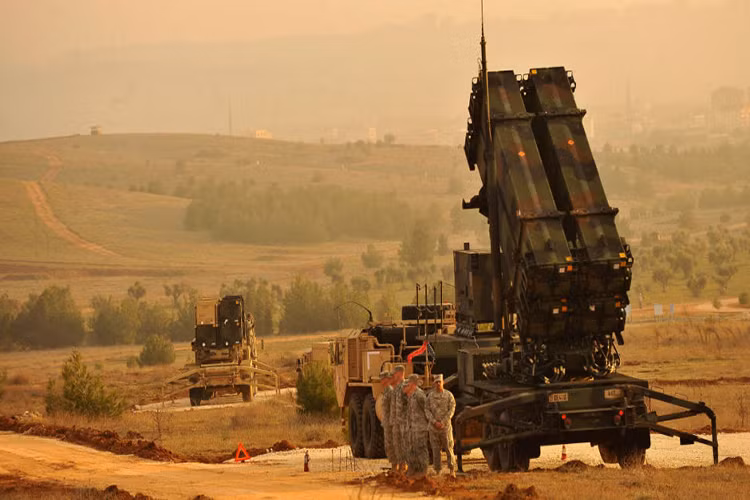 Nhưng ở Trung Đông, hầu hết các hệ thống phòng không MIM-104 Patriot Mỹ xuất bán qua đây hầu hết đều là các biến thể MIM-104B (PAC-1) hoặc MIM-104C (PAC-2), điều này ít nhiều có liên quan đến sự bất ổn của khu vực này, và người Mỹ không muốn xảy ra bất cứ rủi ro nào khi các hệ thống MIM-104 có thể lọt vào tay các phần tử khủng bố. Nguồn ảnh: tvn24.pl.