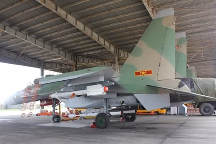Thông tin về loại tên lửa không đối không R-27ET1 có tầm bắn tới gần 100km dựa theo nguồn tin của Báo Phòng không – Không quân trong bài viết về "Viện Kỹ thuật Phòng không-Không quân: Thực hiện hiệu quả các nhiệm vụ nghiên cứu khoa học" đăng ngày 9/2/2018. “…Tổ chức thử nghiệm mặt đất nguồn bức xạ động cơ và tiết sáng hồng ngoại lắp trên UAV-02 và khả năng bắt bám của tên lửa hồng ngoại R-27ET1; R73E trên máy bay Su-30MK2 đạt kết quả tốt”, bài viết có đoạn. Nguồn ảnh: QĐND