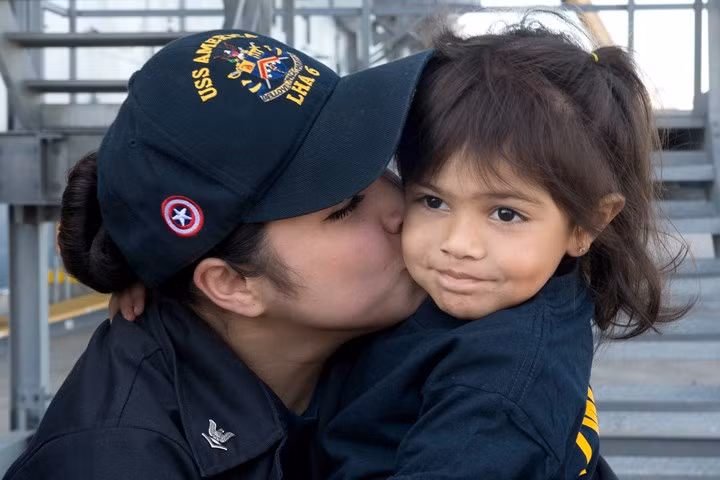 Hạ sĩ quan Elizabeth Robles thơm cô con gái yêu của mình ở căn cứ hải quân San Diego.