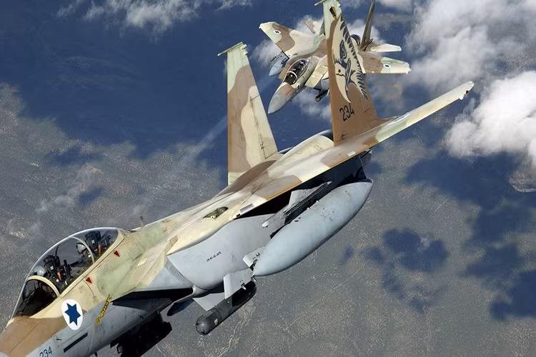 F-15I là phiên bản cải tiến trên cơ sở mẫu F-15E Strike Eagle với tính năng tác chiến đa nhiệm. Nó được trang bị nhiều thành phần hệ thống điện tử của Israel sản xuất, lắp đặt radar AN/APG-70I có thể phát hiện mục tiêu máy bay dân dụng cách 280km, máy bay tiêm kích cách 104km; hệ thống tác chiến điện tử chuẩn Israel... Nguồn ảnh: WallDevil.