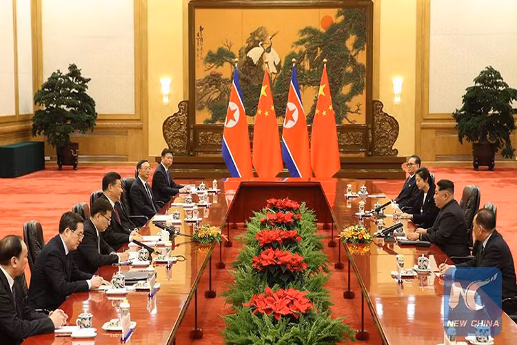 Dù vậy trong buổi hội đàm, lãnh đạo hai nước vẫn trao đổi quan điểm về quan hệ Trung - Triều và các diễn biến gần đây trên bán đảo Triều Tiên. Nguồn ảnh: News China.