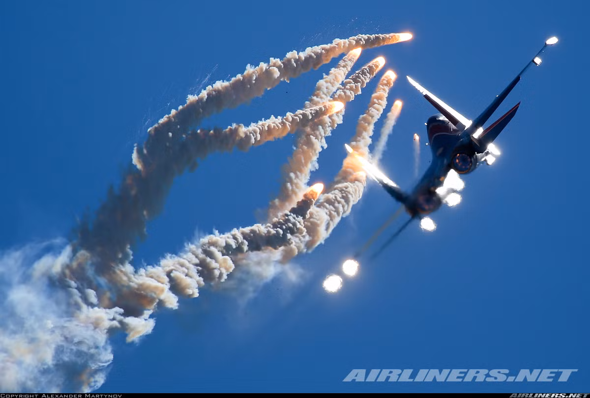 Gần đây, Vympel tiết lộ rằng Su-30SM tích hợp thiết bị gây nhiễu điện tử bị động UV-30MKR tân tiến hơn loại UV-30 trang bị cho các máy bay Su-30 của Ấn Độ, Malaysia và Algeria. Nguồn ảnh: Airlines.net