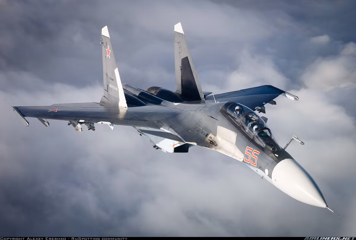Đến nay, chi tiết trang bị riêng của Su-30SM vẫn được giấu kín, chỉ biết rằng nó sở hữu toàn "hàng made in Russia" gồm hệ thống radar, cảm biến quang - điện, hệ thống tác chiến điện tử. Khác hẳn với thiết kế "5 cha 3 mẹ" trên Su-30MKI và Su-30MKM bán cho Ấn Độ, Malaysia. Nguồn ảnh: Airlines.net