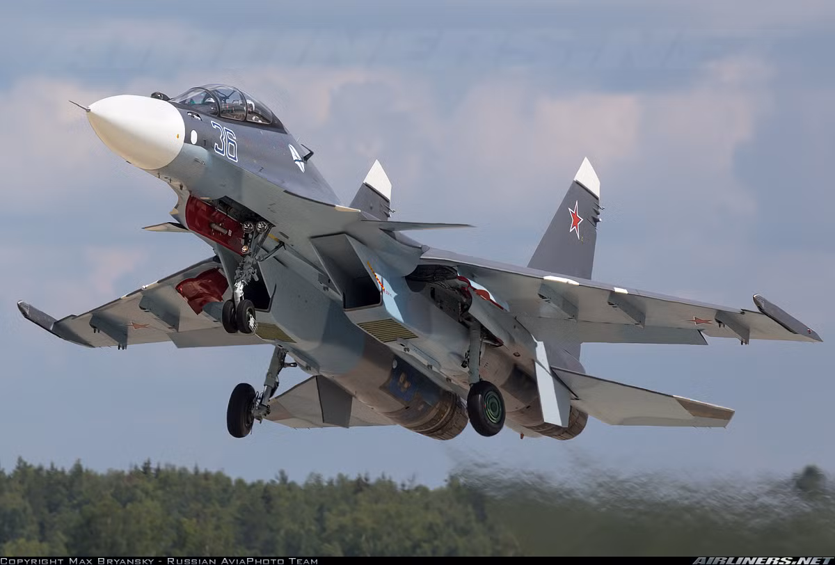 Su-30SM là một trong những phiên bản hiện đại nhất của dòng tiêm kích đa năng hạng nặng Sukhoi Su-30, được thiết kế cho nhiệm vụ chiếm ưu thế trên không, không kích mục tiêu mặt đất và mặt biển. Có nguồn tin cho rằng, Su-30SM được thiết kế trên cơ sở dòng Su-30MKI bán cho Ấn Độ, thế nhưng cũng có nguồn bác bỏ điều này và cho rằng nó là thiết kế đặc biệt dành riêng cho Quân đội Nga. Nguồn ảnh: Airlines.net