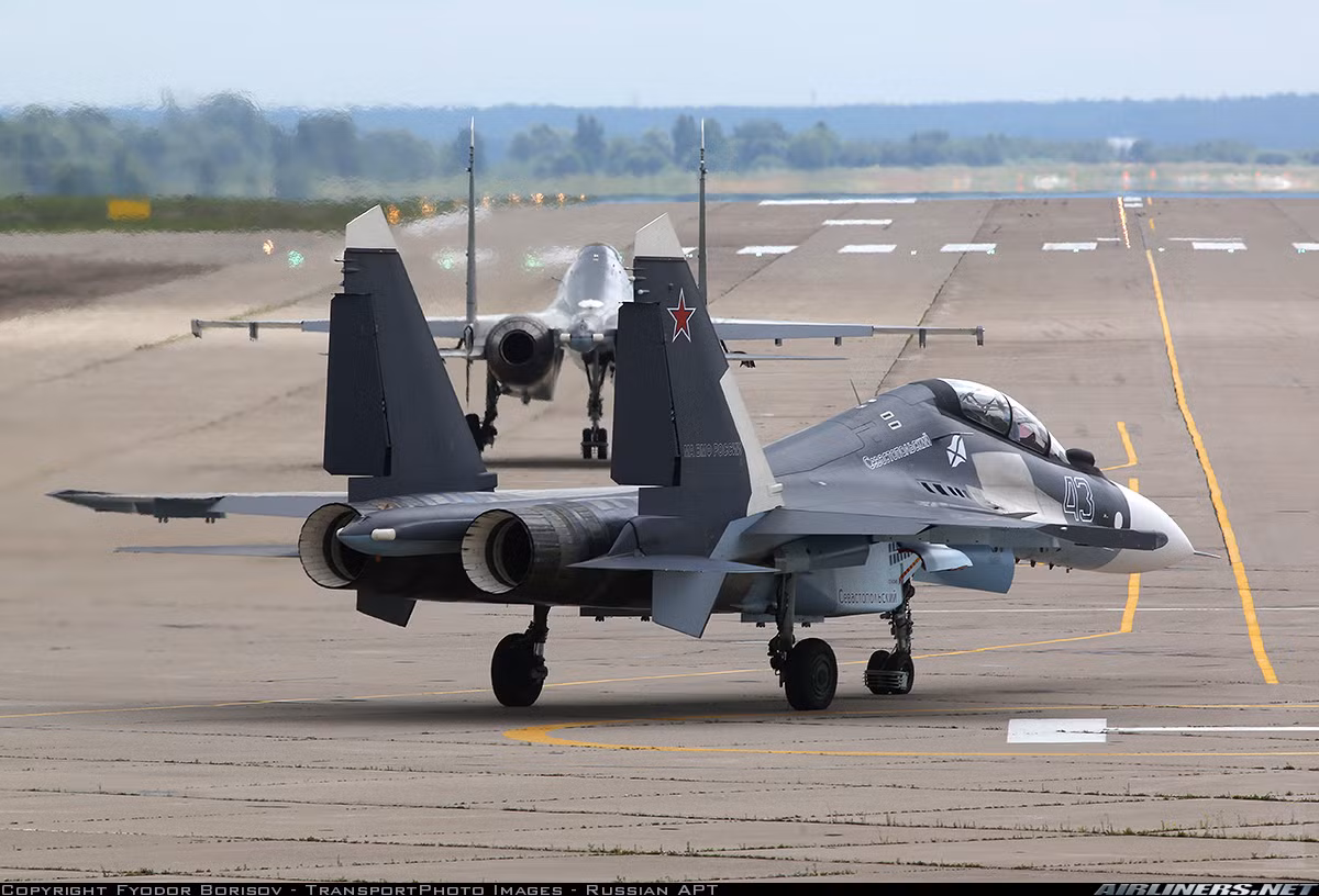 Các nguồn tin mở cho hay, kể từ khi Nga tham chiến tại Syria đã có ít nhất 4 chiếc Su-30SM đã được chuyển tới căn cứ không quân Khmeimim trong tháng 9/2015. Mẫu chiến đấu cơ này đã tham gia các phi vụ hộ tống Tu-160, Tu-95MSM và Tu-22M3 trong các cuộc không kích quy mô lớn vào phiến quân ở Syria. Đặc biệt, "đôi cánh" Su-30SM ở Syria đã hộ tống chuyên cơ của Tổng thống Vladimir Putin tới thăm căn cứ ở Hmeymin. Nguồn ảnh: Airlines.net