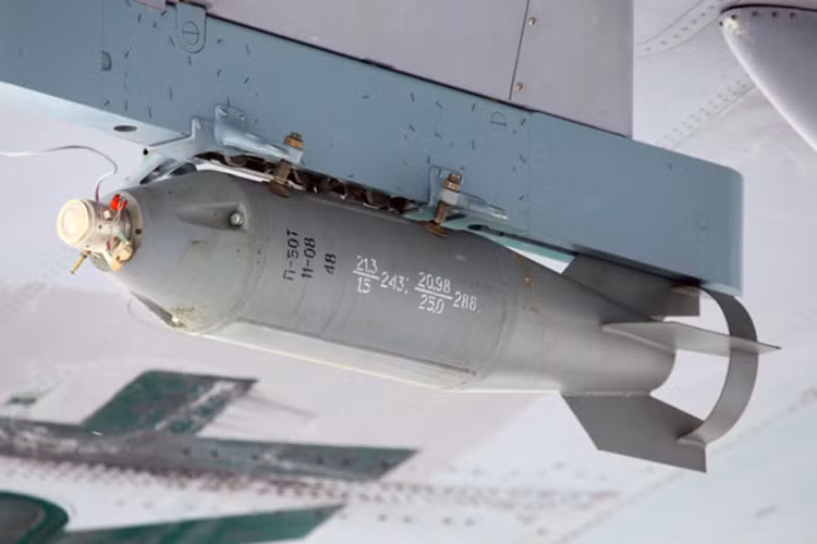 Cuộc diễn tập có sự tham gia của hơn 10 chiếc Il-76, phi hành đoàn gồm nhiều phi công trẻ tuổi vừa tốt nghiệp khóa 2015-2016 đã thực hiện ít nhất 3 phi vụ mỗi kíp bay. Trong ảnh, bom được treo trên giá đặt ở cánh Il-76. Nguồn ảnh: The Aviationist