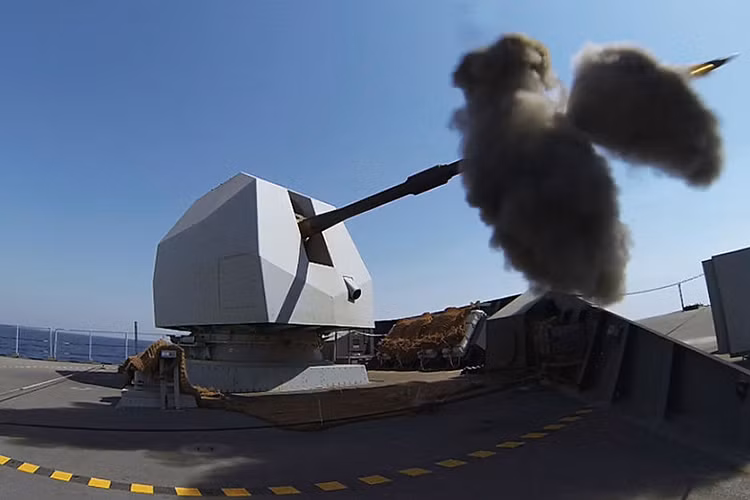 Ngoài khả năng phòng không "khủng", trang bị vũ khí còn lại của Type 45 Daring là "hơi bị yếu" với các hệ thống pháo hạm, pháo phòng không. Thậm chí ban đầu, các tàu Type 45 còn thiếu cả tên lửa chống tàu mặt nước nhưng sau đó đã được trang bị. Nguồn ảnh: Wikipedia
