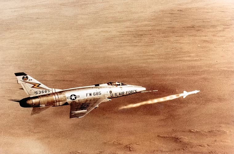 Do đó, khi đưa AGM-12 Bullpup vào Việt Nam, người Mỹ đặt nhiều kỳ vọng với loại vũ khí này. Thế nhưng, thực tế AGM-12 đã bộc lộ nhiều điểm yếu dẫn tới thất bại thảm hại khiến giới quân sự Mỹ “điếng người”. Tháng 4/1964, Mỹ huy động một lượng lớn máy bay mang theo AGM-12 Bullpup thực hiện phi vụ không kích cầu Hàm Rồng, Thanh Hóa nhưng thất bại. Nguyên nhân được cho là đầu đạn AGM-12 quá yếu, không gây thiệt hại lớn. Nguồn ảnh: Pinterest
