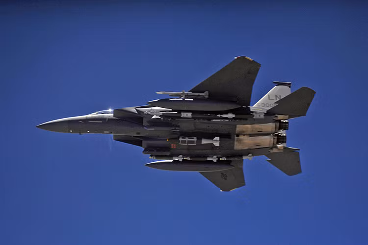 Với thiết kế của F-15I dòng chiến đấu cơ này có khả năng mang theo từ 4-5 quả bom xuyên phá GBU-27 cho nhiệm vụ không kích đêm 6/9/2007 tại Deir ez-Zor. Nguồn ảnh: AF.mil.