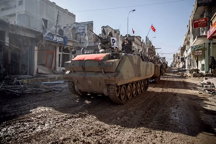 Theo dự đoán của nhiều chuyên gia quân sự cuộc chiến tại Afrin sẽ sớm kết thúc khi Quân đội Thổ Nhĩ Kỳ tăng cường các đơn vị cơ giới vào bên trong khu vực này, khi không quân nước này hạn chế các vụ không kích vào khu vực đông dân cư. Ảnh: South Front.