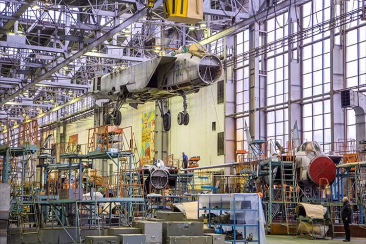 Dự kiến sau khi đưa trở lại trạng thái “Zero Hours” thì các máy bay MiG-31 này sẽ phục vụ thêm được khoảng 2.000 giờ bay, tương đươg với khoảng 15 - 20 năm phục vụ, hoặc chỉ 10 năm nếu khai thác với cường độ cao. Nguồn ảnh: Marina Lystseva.
