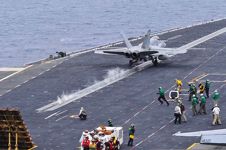 Mặc dù Hải quân Mỹ đang phấn đấu sẽ thay thế dần Super Hornet bằng tiêm kích hạm F-35C. Tuy nhiên, có lẽ phải cần 10-20 năm nữa mới có thể thay mới hoàn toàn, và từ nay tới lúc đó thì Super Hornet vẫn là số 1 trên tàu sân bay Mỹ. Nguồn ảnh: Wikipedia.