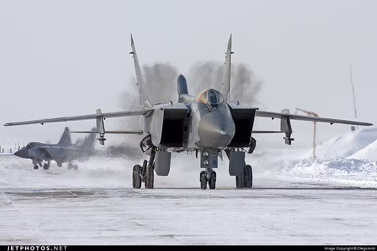 Dĩ nhiên để có thể triển khai được Kinzhal, những chiếc MiG-31 chắc chắn phải là biến thể MiG-31BM để loại vũ khí này phát huy được tối đa sức mạnh của mình, trong khi các biến thể MiG-31 cũ của Không quân Nga hiện đã quá lạc hậu với trang thiết bị hàng không nghèo nàn. Nguồn ảnh: JetPhotos.