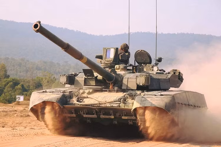 Bên cạnh việc Ukraine chậm trễ thực hiện thương vụ cung cấp Oplot-T, có lẽ còn một lý do nữa khiến người Thái không mặn mà với “hậu duệ” của mẫu xe tăng nổi tiếng T-80 do Liên Xô sản xuất. Đó chính là thiết kế ẩn chứa nhiều nhược điểm khiến Oplot-T dễ dàng bị vô hiệu hỏa trong chiến đấu. Nguồn ảnh: Thai Defence