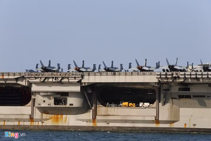 Để vận chuyển máy bay, vũ khí, đạn dược hay hàng hóa cỡ lớn lên trên boong tàu hay ngược lại, các tàu sân bay Nimitz sử dụng các siêu thang máy hạng nặng được đặt bên phải thân tàu như trong hình. Nguồn ảnh: Zing News.