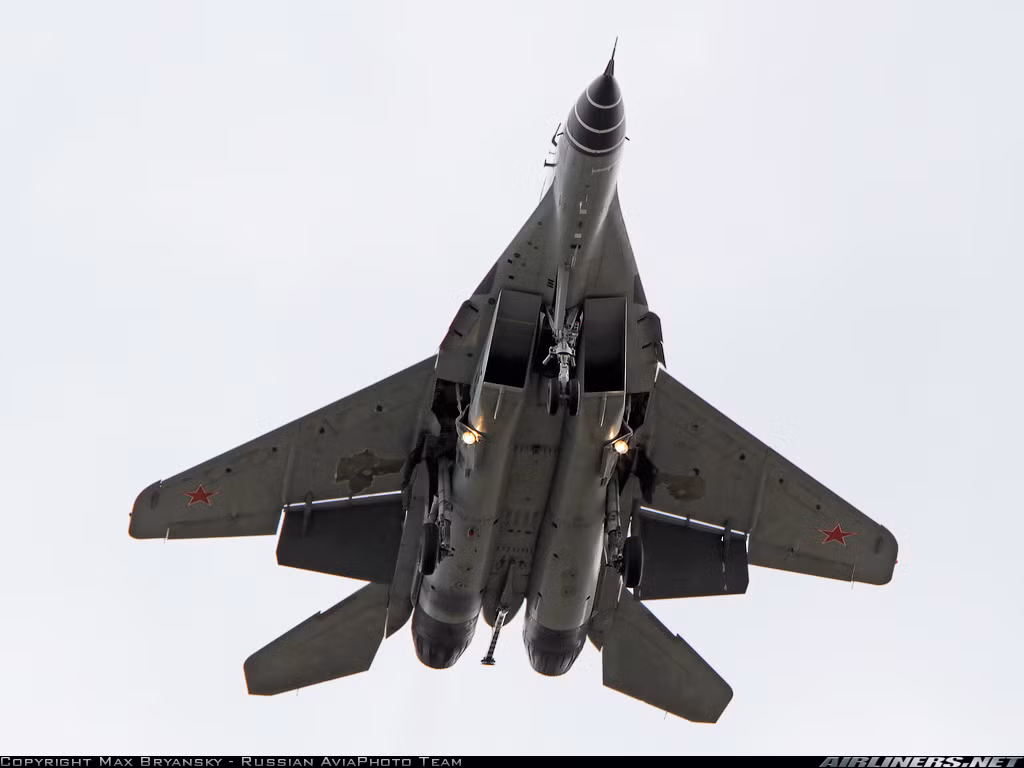 Dù thiết kế trên nền tảng mẫu tiêm kích thế hệ 4 MiG-29, nhưng nhờ được tích hợp hàng loạt công nghệ mới khiến người ta xếp MiG-29K vào thế hệ 4,5 - tương đương với dòng Su-35 dù khả năng mang vác vũ khí và tầm bay kém hơn. Thật vậy, dẫu mang hình hài MiG-29 cũ nhưng bên trong "ruột" MiG-29K thay mới hoàn toàn với động cơ tiết kiệm nhiên liệu, radar và cảm biến quang - điện mới và nhất là nâng cao khả năng mang vác vũ khí cũng như tích hợp các dòng tên lửa mới. Nguồn ảnh: Airlines.net