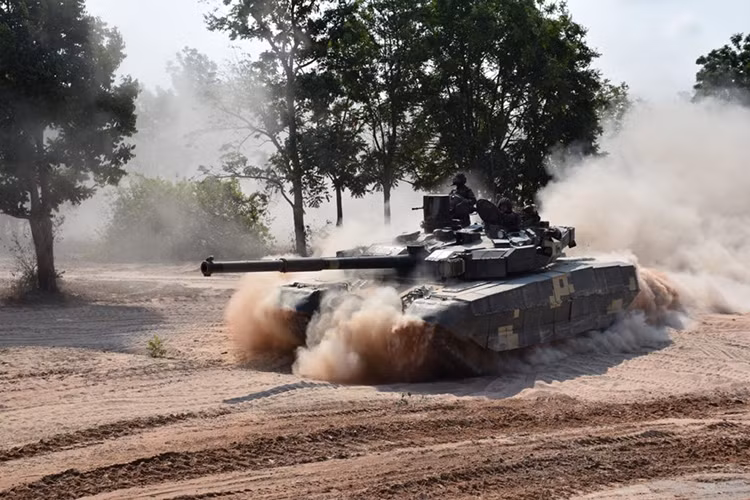 Nghe thật khó tin bởi T-84 Oplot-T dẫu sao cũng được trang bị những công nghệ đặc biệt tiên tiến tập trung vào khả năng phòng thủ với giáp composite đáng tin cậy của T-80, hay giáp phản ứng nổ Duplet, đặc biệt là hệ thống phòng vệ chủ động Zaslon hay hệ thống gây nhiễu quang học Varta. Các tổ hợp phòng thủ này sở hữu tính năng tương đương Arena hay Shtora của Nga. Nguồn ảnh: Thai Defence
