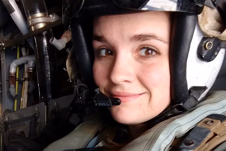Quân nhân thủy quân lục chiến Karissa Tanguay-Jones ở ghế sau của chiếc MV-22 Osprey trong đợt bay huấn luyện ở California.