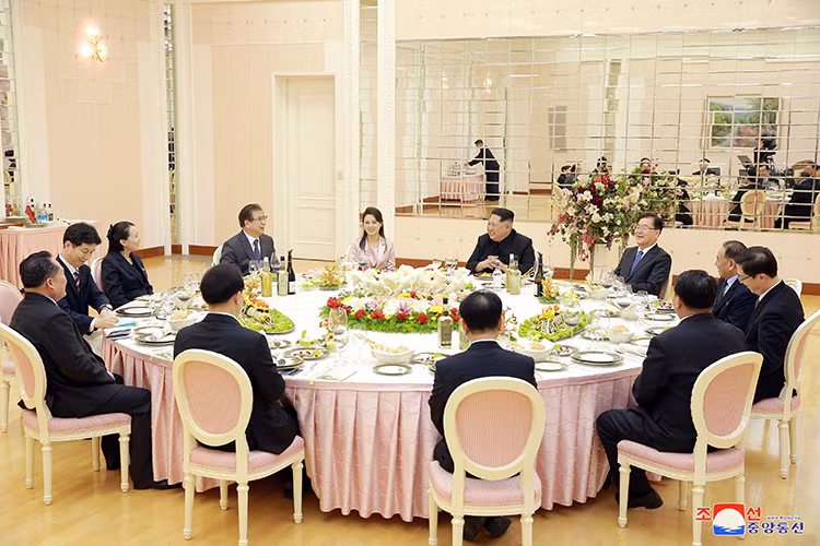 Phủ Tổng thống Hàn Quốc cho biết hai bên trao đổi nhiều vấn đề, từ giao lưu đến đối thoại hai miền, trong đó có cả triển vọng hội đàm thượng đỉnh liên Triều. Đây cũng là nội dung Tổng thống Hàn Quốc nêu tại thư thân gửi lãnh đạo Kim Jong-un. Hình ảnh bàn tiệc nhà lãnh đạo Triều Tiên Kim Jong-un chiêu đãi phái đoàn Hàn Quốc rất trang nhã, lịch sự. Ảnh: KCNA.