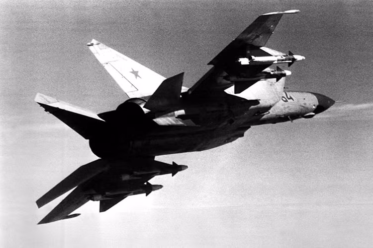 Trong lịch sử tham chiến, Không quân Libya tuyên bố bắn hạ một chiếc F-15 của Không quân Israel bằng tên lửa R-40 phóng từ MiG-25PD ngày 29/6/1981. Tuy nhiên Israel và phương Tây không xác nhận việc này. Ngoài ra, còn một chiến tích nữa vào ngày 17/1/1991, một chiếc F/A-18C của Không lực Hoa Kỳ bị MiG-25 Iraq bắn hạ bằng tên lửa R-40. Nguồn ảnh: Topwar